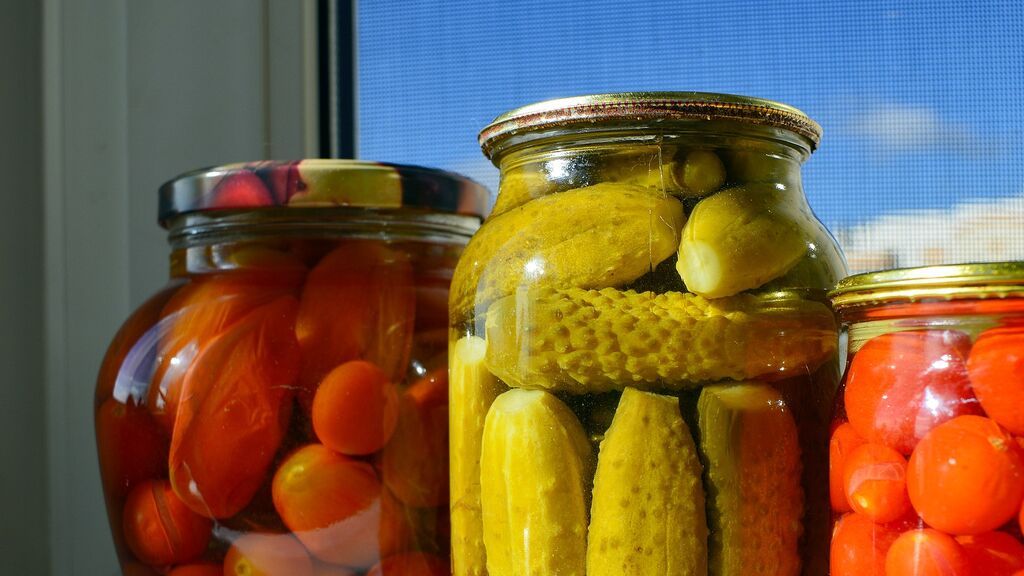 Los alimentos encurtidos, como las aceitunas o los pepinillos, pueden aguantar mucho tiempo en la despensa