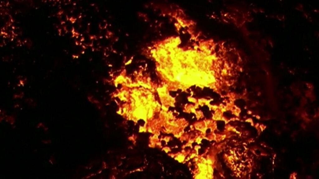 Científicos acompañados de la UME recogen muestras al pie de la fajana de La Palma para su análisis