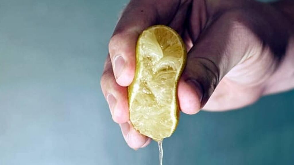 Las manchas amarillas se podrán eliminar con un poco de limón.