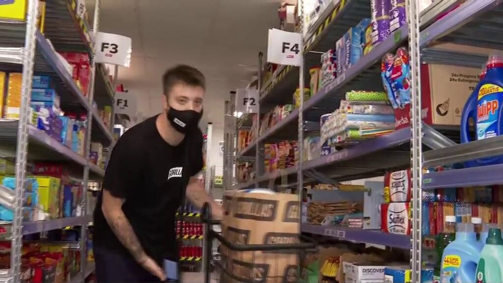 Así funcionan los supermercados fantasmas: los trabajadores tienen solo dos minutos para preparar el pedido