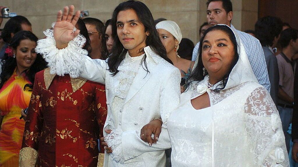 Farruquito acudió a la iglesia de la mano de su tía.