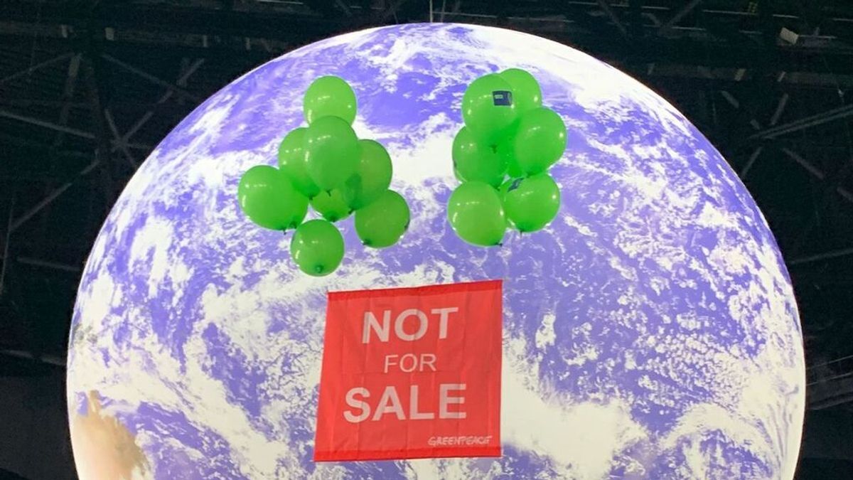 Greenpeace 'trolea' la Cumbre del Clima con una pancarta: La Tierra no está a la venta Greenpeace 'trolea' la Cumbre del Clima con una pancarta: La Tierra no está a la venta