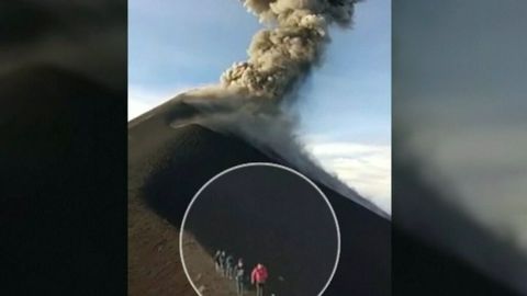 Unos turistas huyen en plena erupción del Volcán de Fuego - NIUS