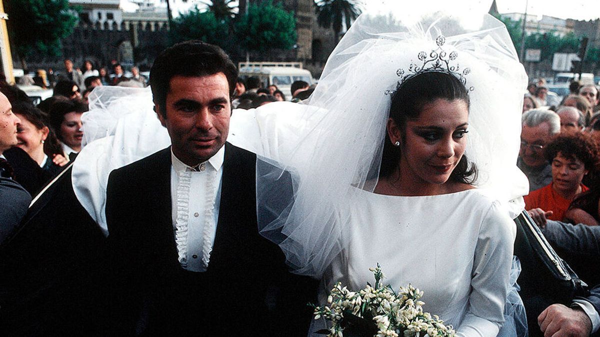 Así fue la imponente boda entre Isabel Pantoja y Paquirri: del vestido con una cola de siete metros de largo a las polémicas y los invitados VIPs.