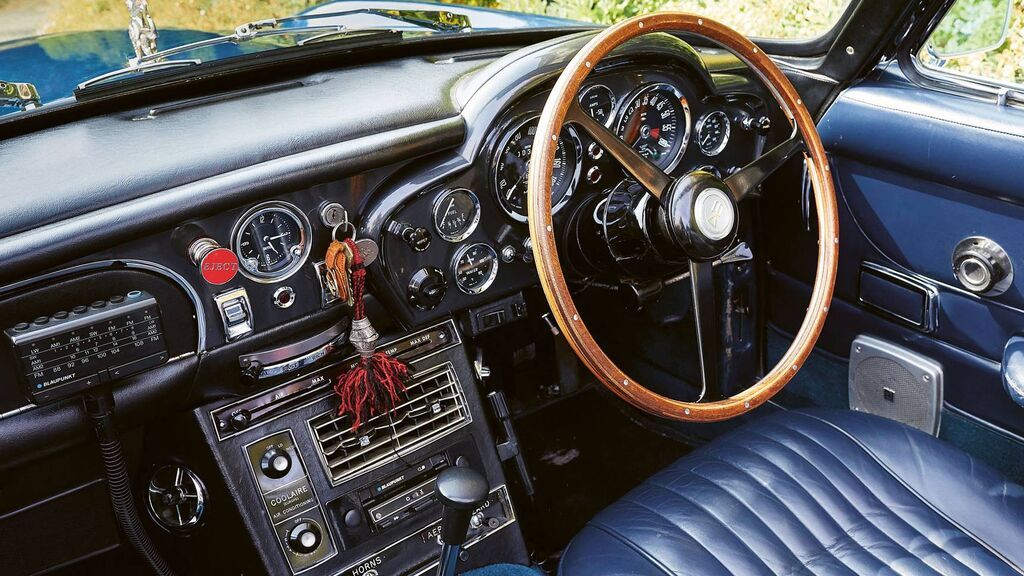 EL INTERIOR ORIGINAL CON SU BOTÓN FALSO DE EJECT