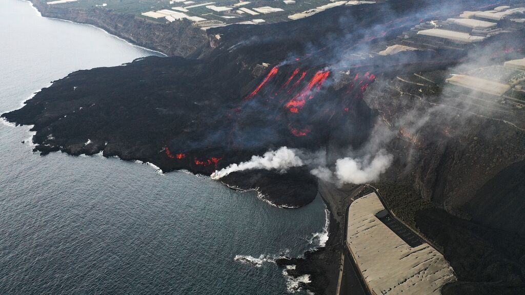 La nueva fajana del volcán de La Palma sigue creciendo alimentada por tres coladas de lava