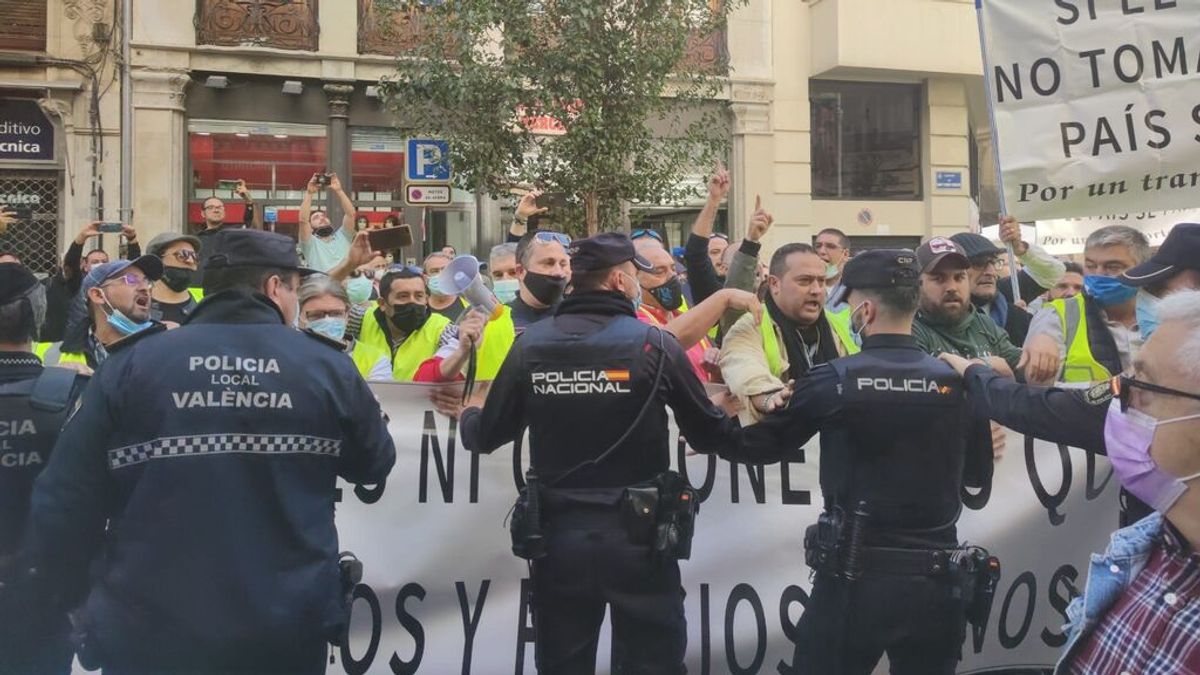 Una protesta de transportistas lanza huevos a Yolanda Díaz, Mónica García, Colau y Oltra en Valencia