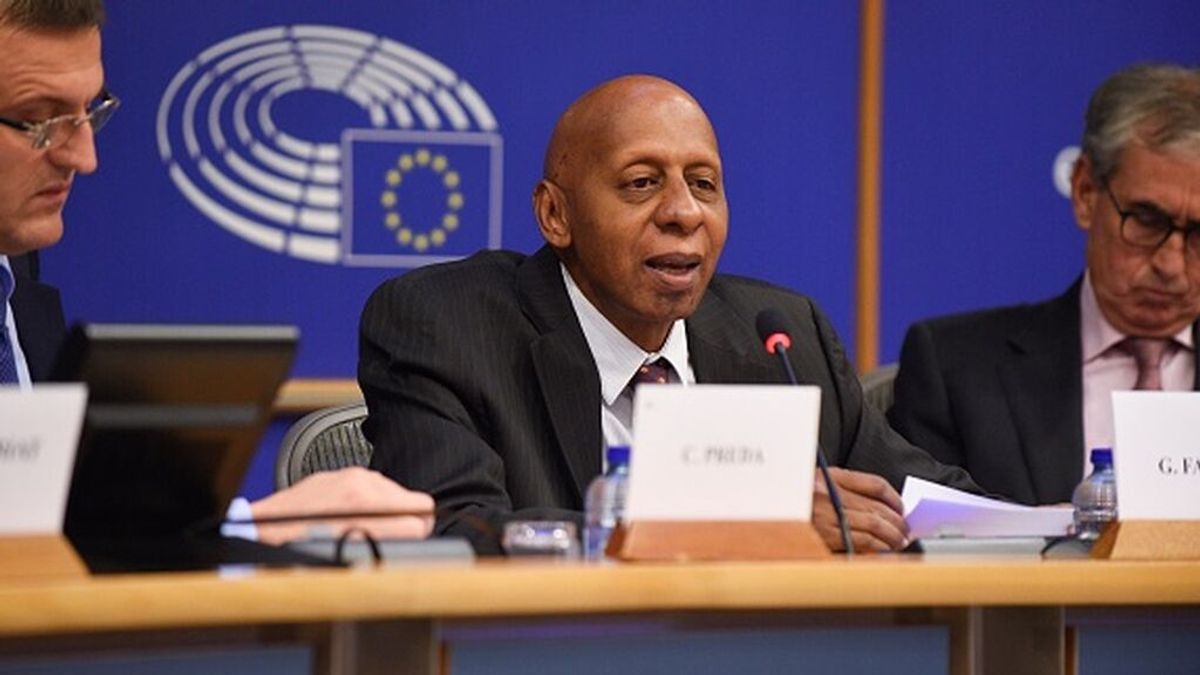 Detienen al opositor cubano Guillermo Fariñas horas antes de la "gran movilización" Detienen al opositor cubano Guillermo Fariñas horas antes de la "gran movilización"