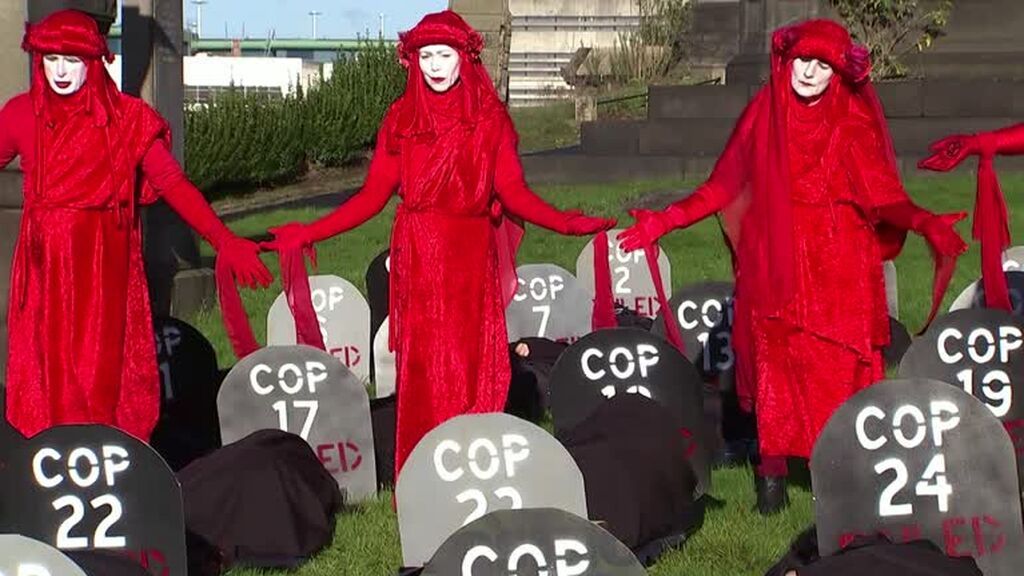 Extinction Rebellion celebra un funeral en el cementerio de Glasgow por una cumbre del clima "fallida"