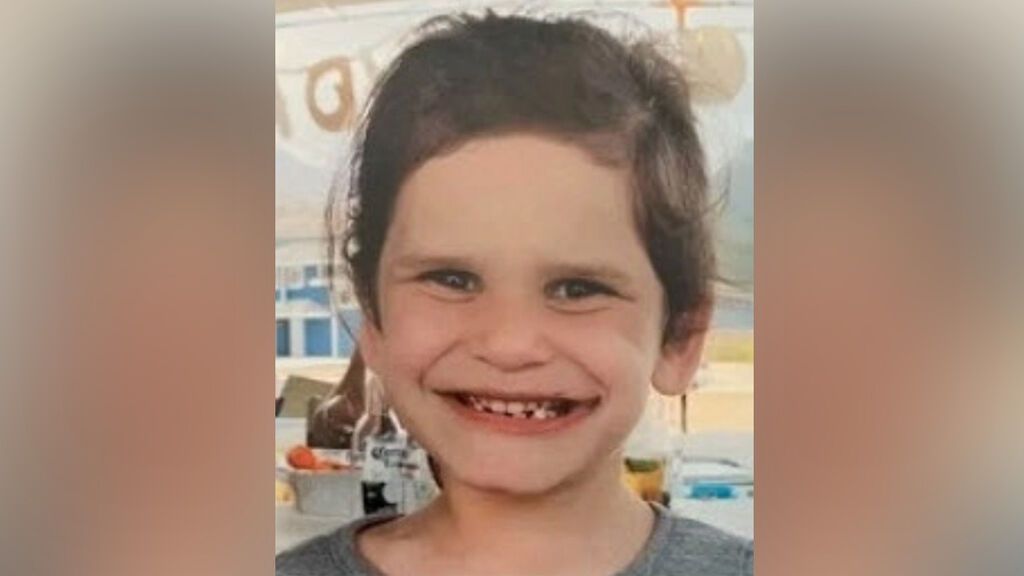 La hermana de Isabella Kalua, la niña de seis años desaparecida, afirma que la vio muerta en una jaula para perros La hermana de Isabella Kalua, la niña de seis años desaparecida, afirma que la vio muerta en una jaula para perros