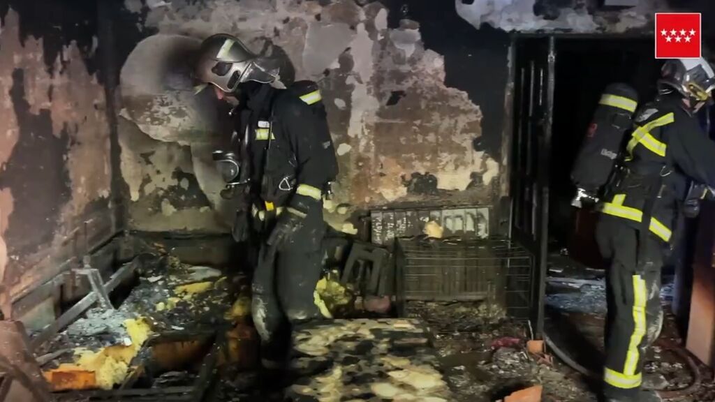 Rescatadas 25 personas al arder por completo una vivienda en Alcalá de Henares