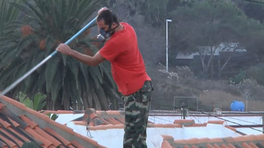 Piden a la población de La Palma limpiar la ceniza de sus casas con autoprotección y en compañía