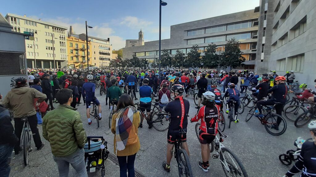 Concentración de ciclistas en Girona para denunciar la siniestralidad en carretera
