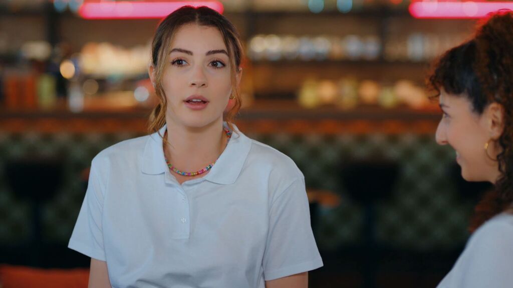 Ozan llama a Esra