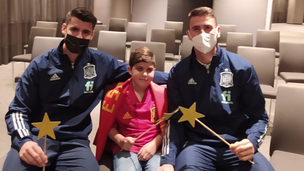 Miguel Ángel con los jugadores de la selección Álvaro Morata y Unai Simón