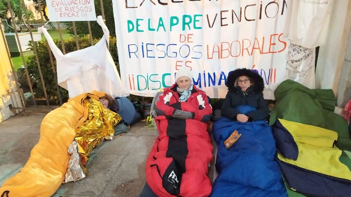 Trabajadoras de ayuda a domicilio cumplen 15 días acampadas esperando que las reciba Yolanda Díaz Trabajadoras de ayuda a domicilio cumplen 15 días acampadas esperando que las reciba Yolanda Díaz