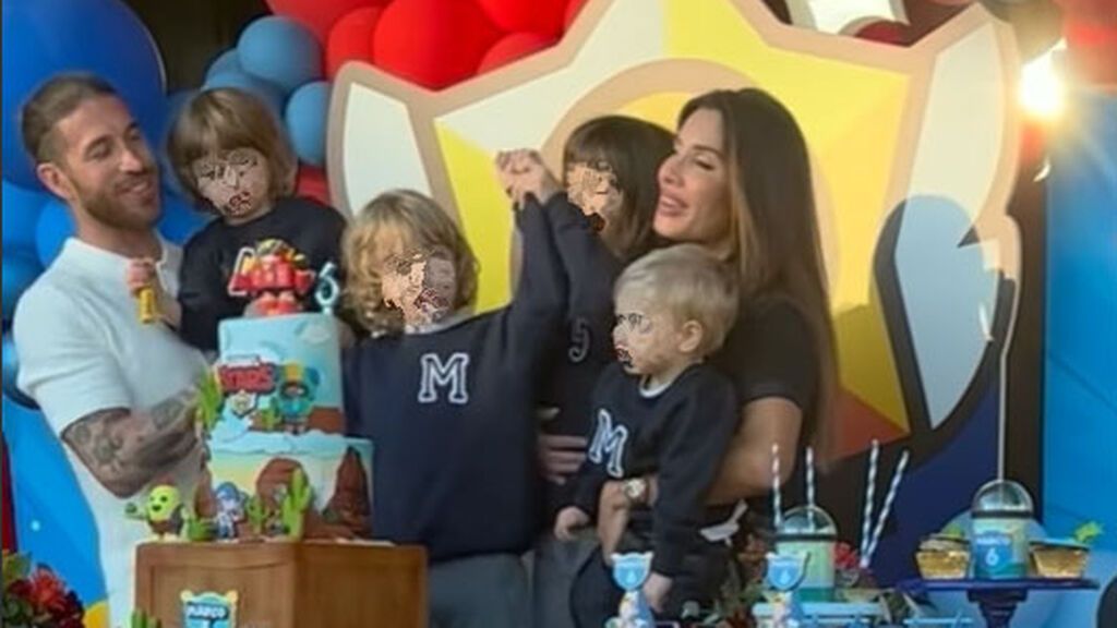 Sergio Ramos y Pilar Rubio le cantan el cumpleaños feliz a su hijo Marco.