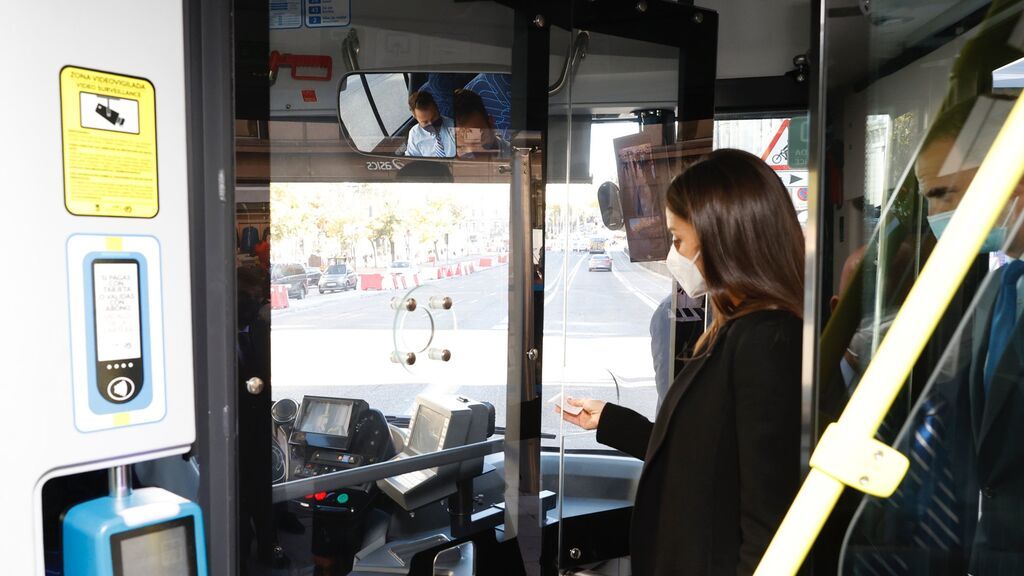 Con billete y ecológico, el viaje de los reyes Felipe y Letizia en autobús por Madrid