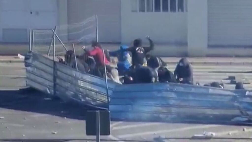 Un detenido y cuatro agentes heridos en la primera jornada de huelga del sector del metal en Cádiz