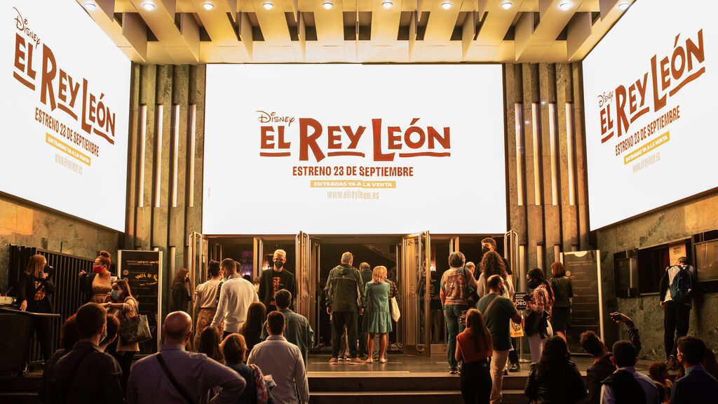 EuropaPress_3957127_varias_personas_acuden_ver_musical_rey_leon_teatro_lope_vega_23_septiembre