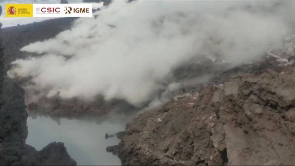 La tercera colada de lava del volcán de La Palma que llega al mar forma una piscina termal