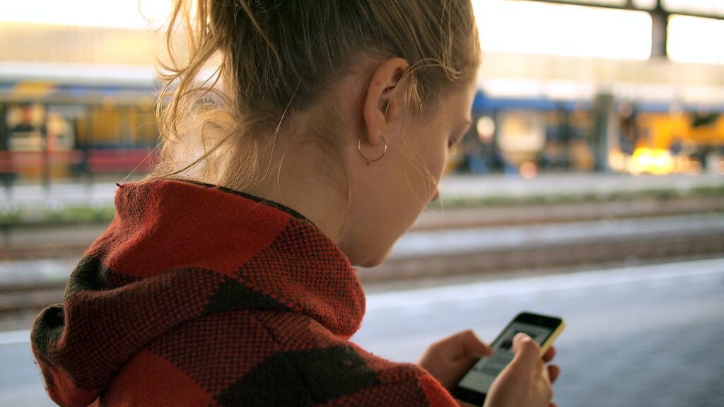 Adolescente con el teléfono móvil