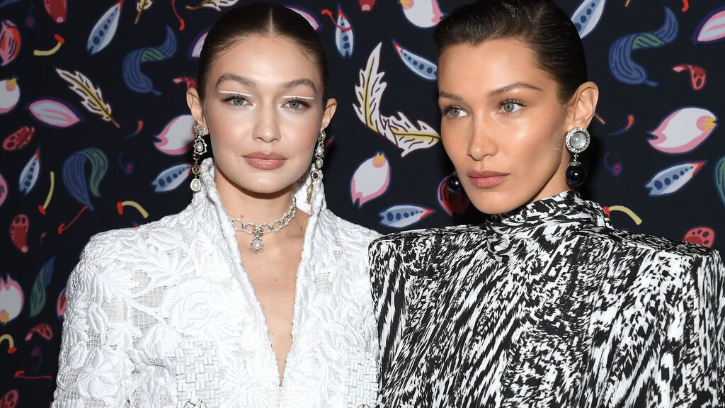 Bella Hadid (derecha) con su hermana Gigi Hadid (izquierda) en un desfile en 2020