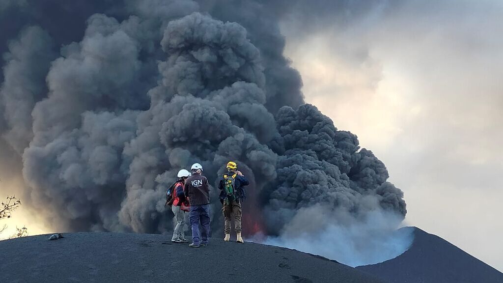 Los vigilantes del volcán: "El Cumbre Vieja es ya como un hijo, le dedicamos más tiempo que a ellos"