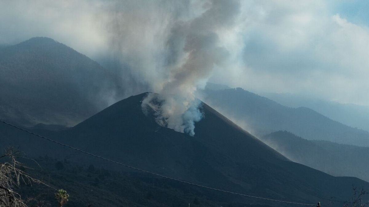 La mala calidad del aire provocada por el volcán de La Palma suspende las clases presenciales en el Valle de Aridane