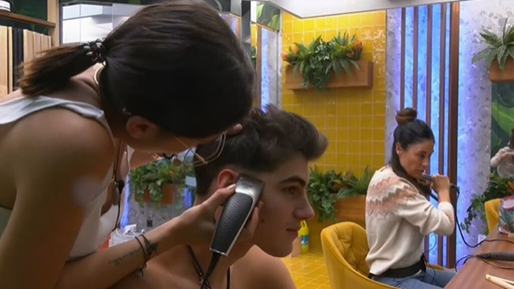 Sandra le corta el pelo a Sandra