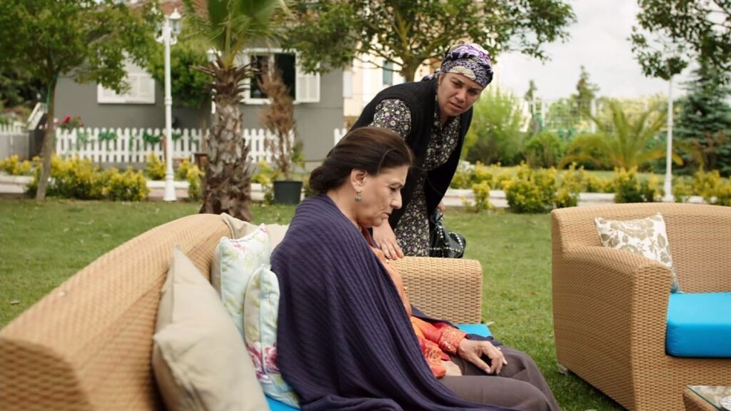 Nuran encuentra a Edibe inconsciente