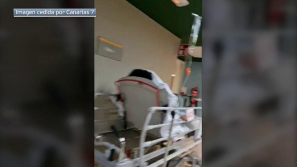 Los enfermos se amontonan en los pasillos de urgencias del Hospital Insular de Las Palmas de Gran Canaria