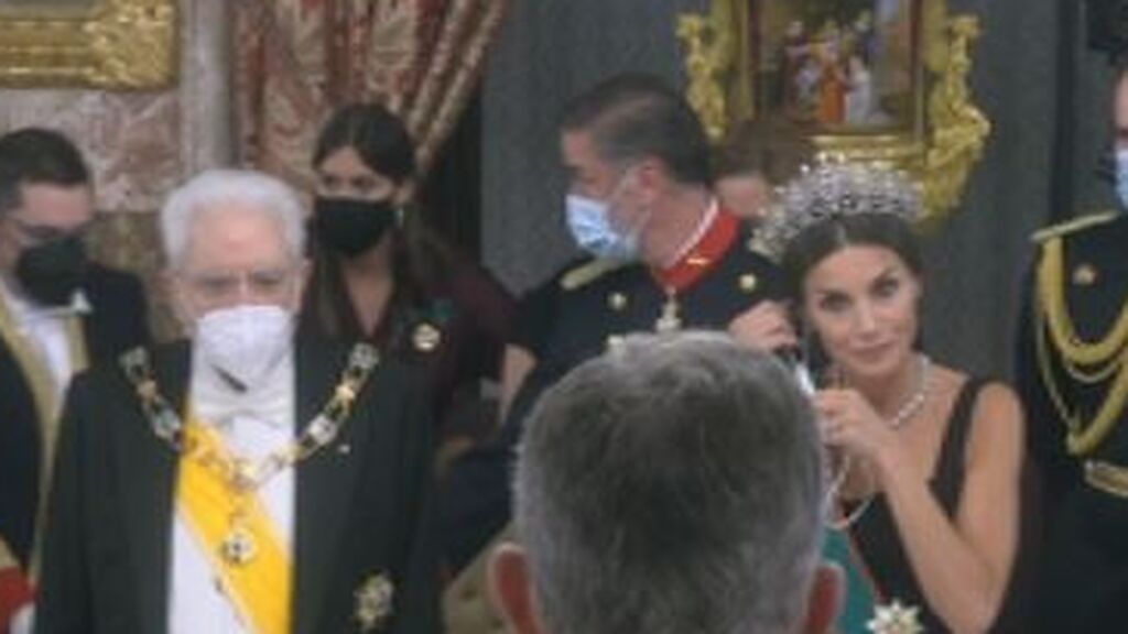 Letizia y dónde dejar la mascarilla en una cena de gala en el Palacio Real
