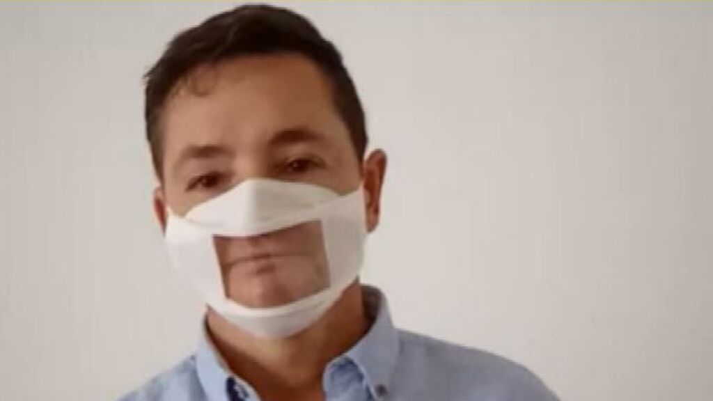 Que al menos una persona lleve mascarilla transparente en los organismos públicos"