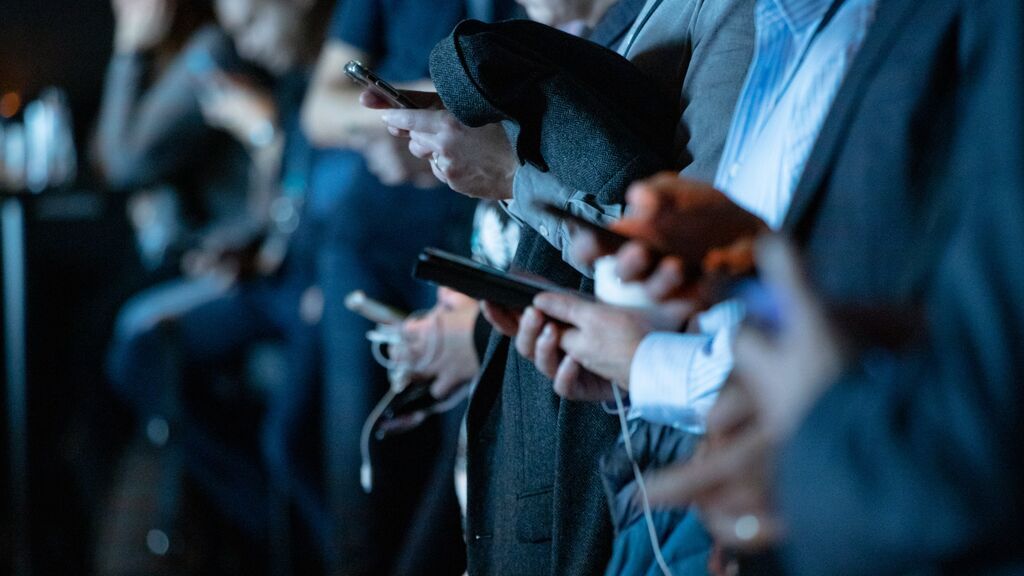Personas con el teléfono móvil