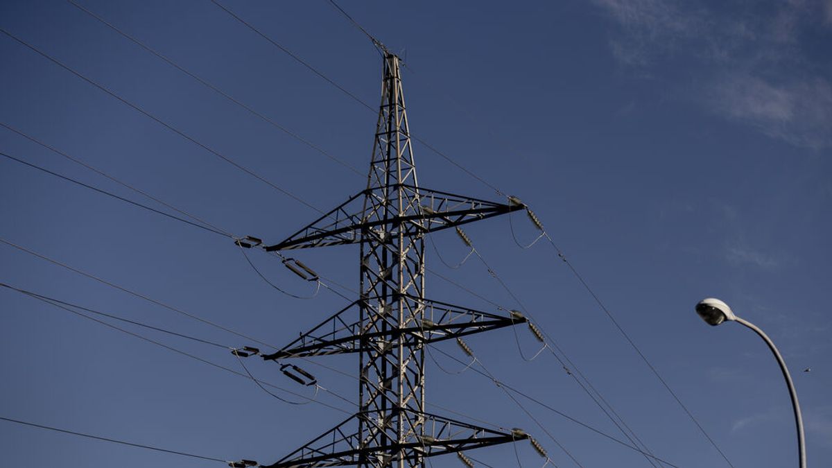 El precio de la luz se dispara un 16,5% este jueves y asciende hasta los 226,94 euros por MWh El precio de la luz se dispara un 16,5% este jueves y asciende hasta los 226,94 euros por MWh