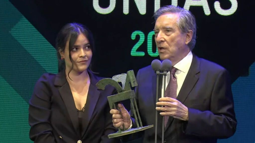 Iñaki Gabilondo recibe por sorpresa, de manos de su nieta, el Premio Ondas por su carrera en la radio