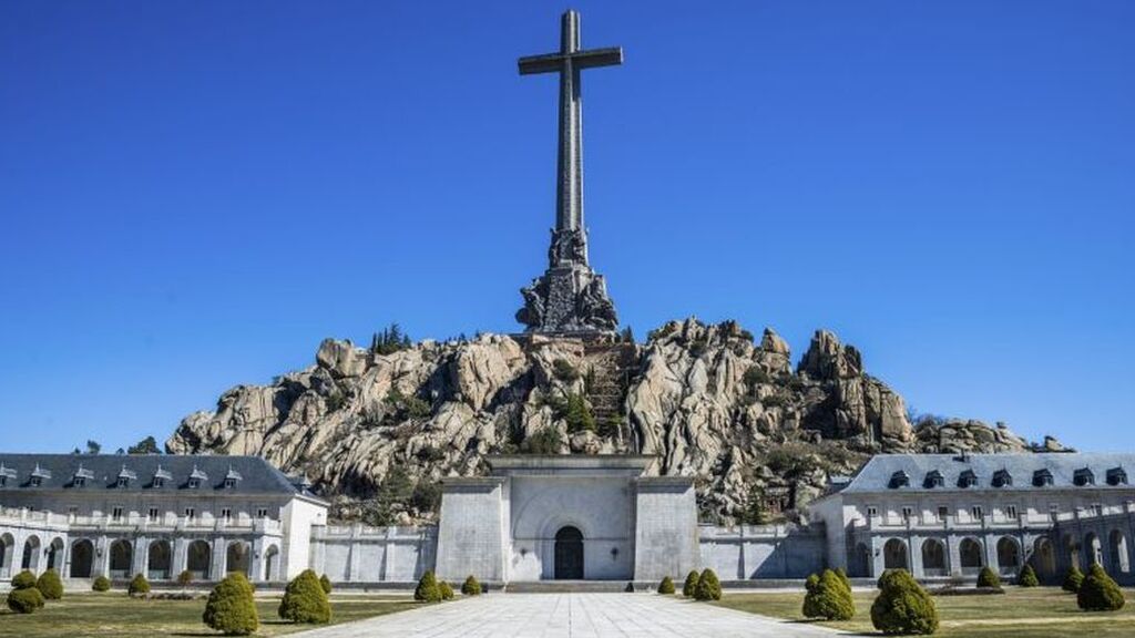 Un laboratorio forense portátil trabaja dentro de la basílica de Cuelgamuros para exhumar los restos de las víctimas del Franquismo