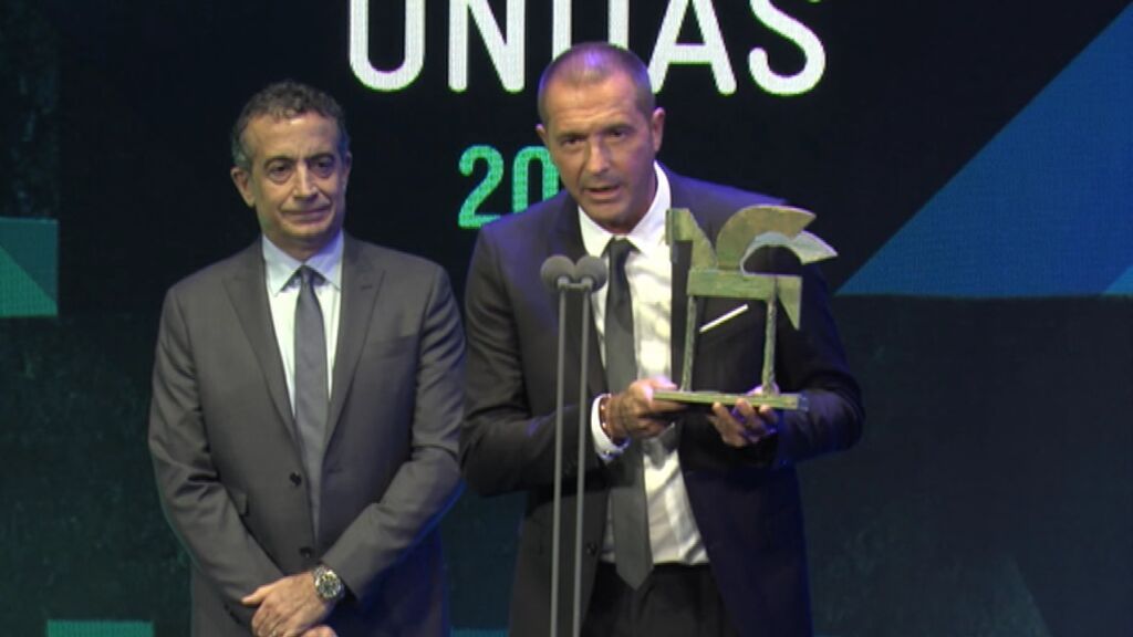 Manu Carreño dedica con mucho sentido del humor el Ondas a Mediaset por la cobertura de la Eurocopa