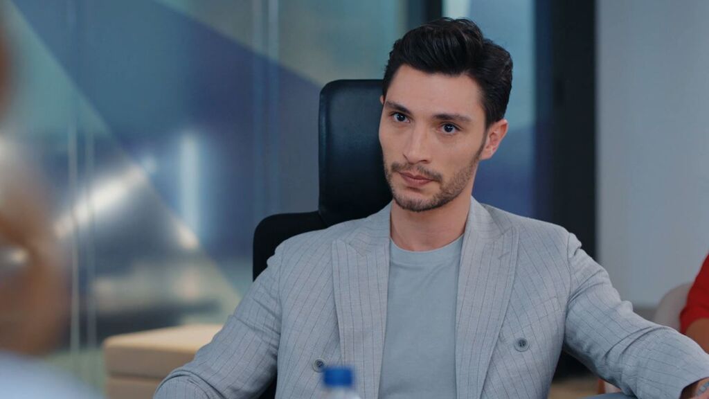 Ozan somete a un tercer grado a Esra durante la entrevista