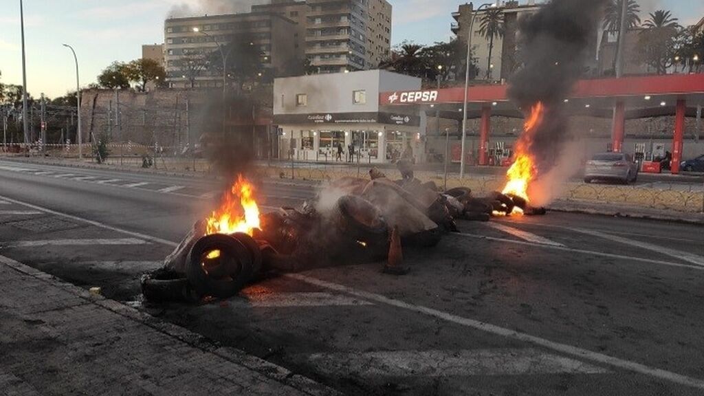 Balance de la huelga del metal en Cádiz: coches quemados y un camionero herido