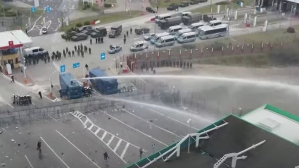 El Ejército polaco desaloja un campamento de inmigrantes en la frontera con cañones de agua y gases lacrimógenos