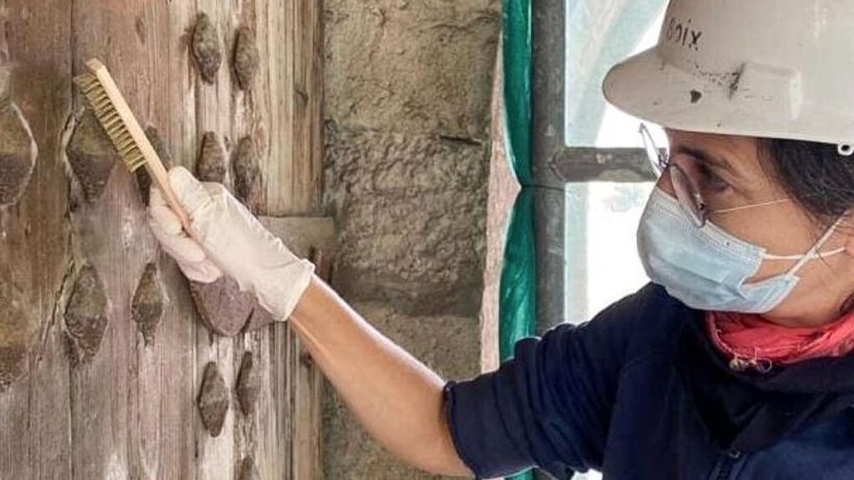 Las labores de restauración de las Torres de Serranos de Valencia sacan a la luz restos de metralla y una pelota de trinquet Las labores de restauración de las Torres de Serranos de Valencia sacan a la luz restos de metralla y una pelota de trinquet
