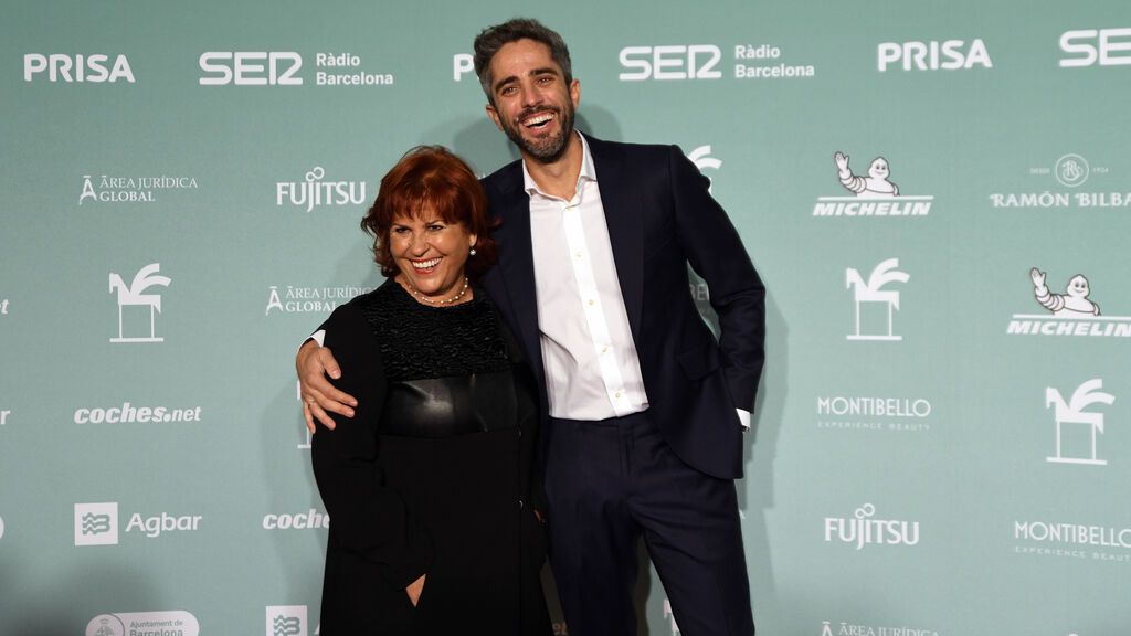 EuropaPress_4083590_roberto_leal_junto_madre_mercedes_asisten_gala_entrega_premios_ondas_2021