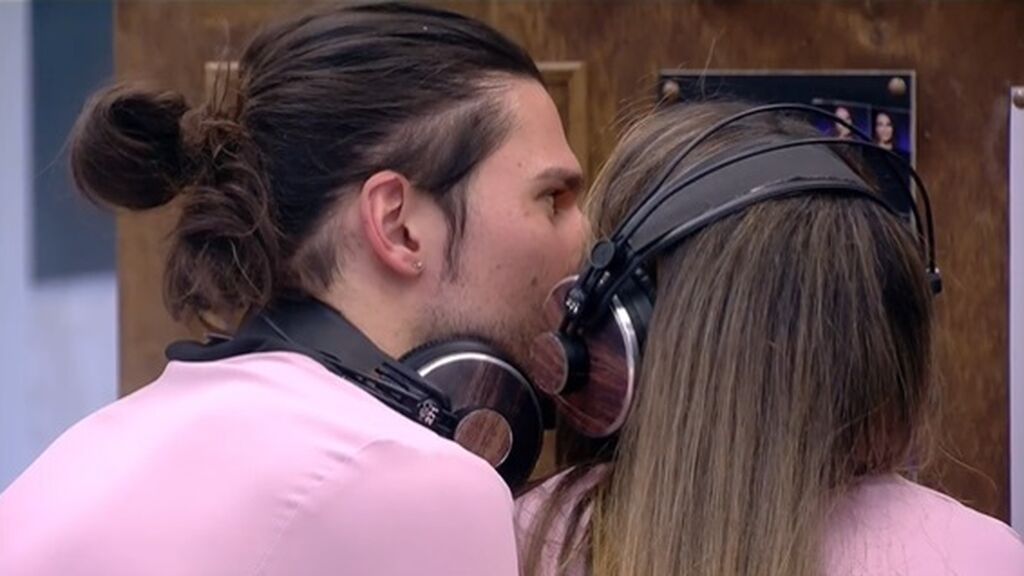 Casi beso entre Luca y Cris