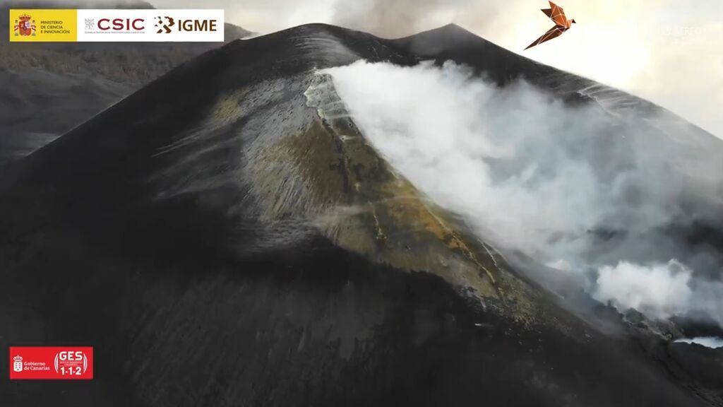 El color verdoso del azufre se aprecia en el cráter del volcán de La Palma