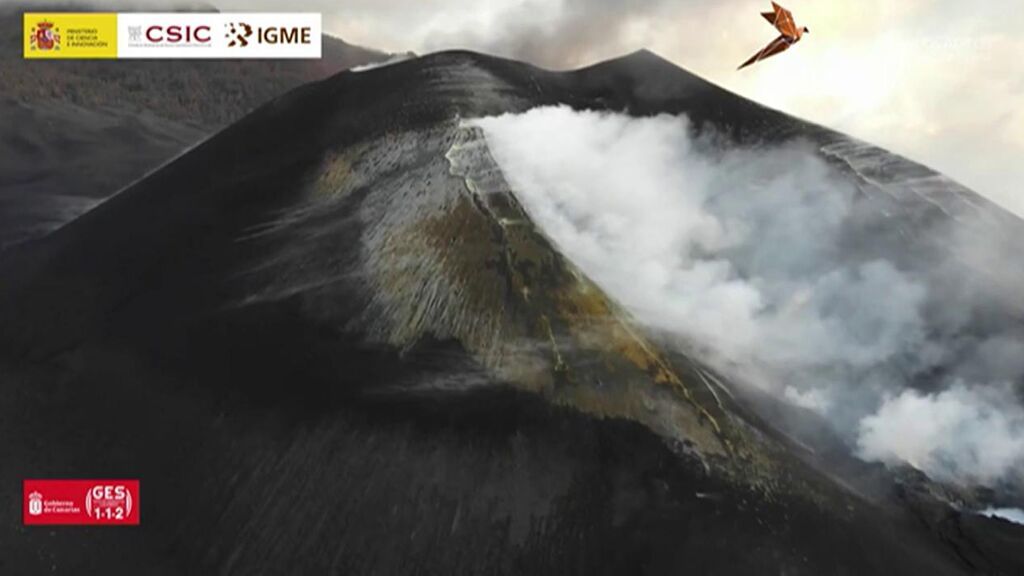 El cráter del volcán de La Palma sorprende con una ladera amarillo verdoso por el azufre