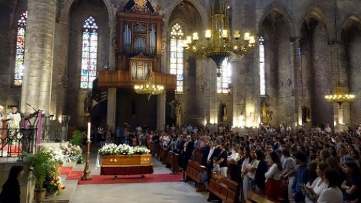 Familiares del difunto se llevan el féretro en pleno funeral porque el cura quería dar la misa en catalán