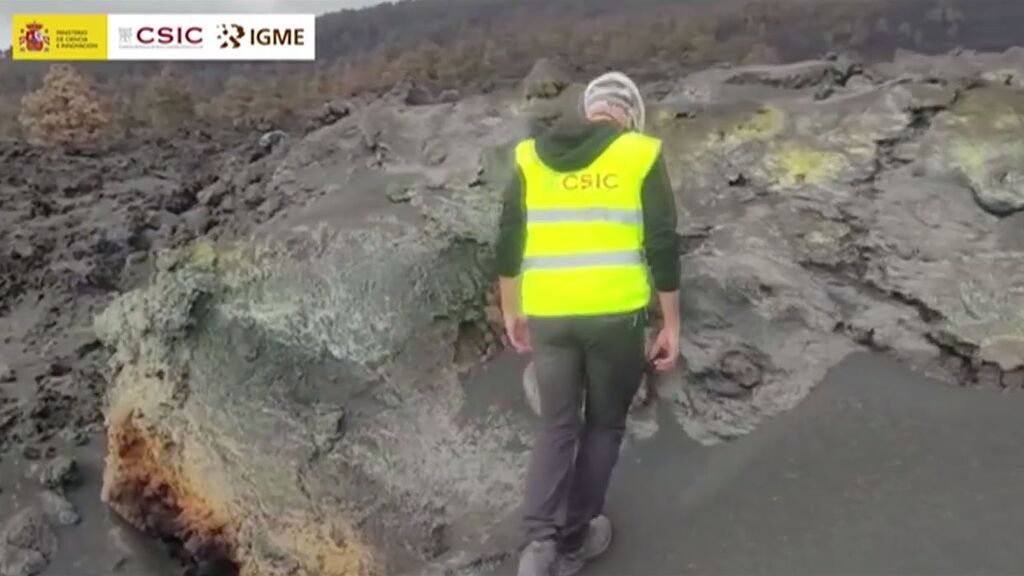 Los científicos pasean por la famosa colada norte del volcán de La Palma para tomar muestras en el terreno