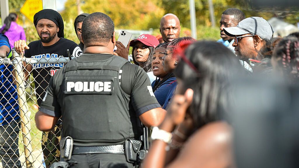 Miembros de la policía en el lugar del tiroteo, en Memphis